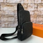 Louis Vuitton Avenue Sling Empreinte Erkek Omuz Çantası - Görsel 5