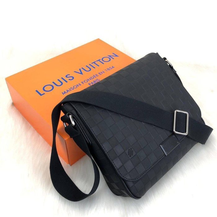 louis-vuitton-district-pm-infini-hakiki-deri-postaci Louis Vuitton District PM İnfini Hakiki Deri Postacı - Görsel 1